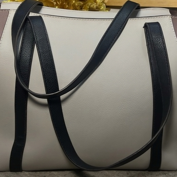 Guess color block tote - Picture 4 of 8